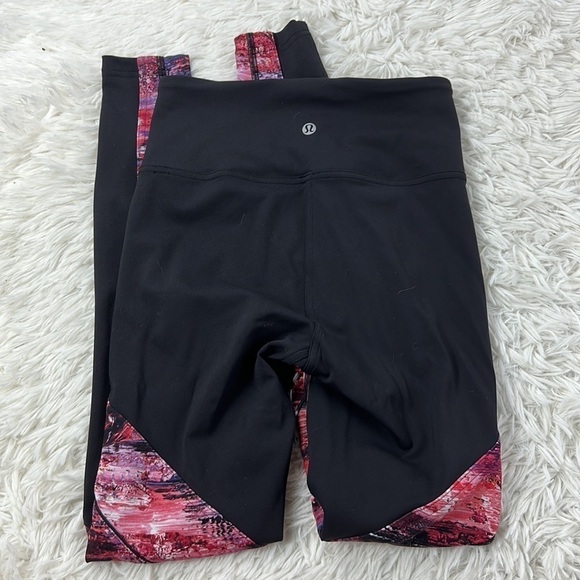 Lululemon Sweat & Repeat Tight *28" Black / Dahliascape Multi - Picture 4 of 4